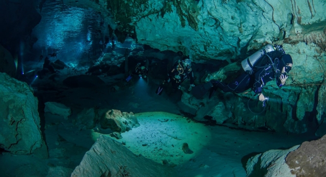  在令人惊奇的地方潜水 