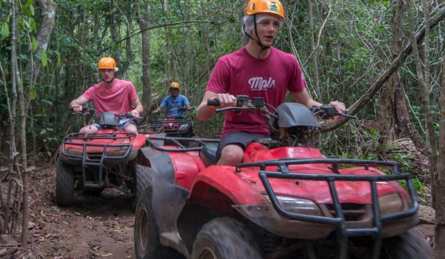  驾驶 ATV 探索路径