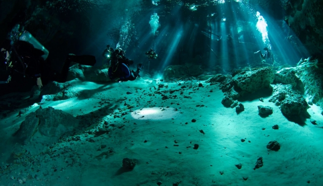  在天然井中潜水 