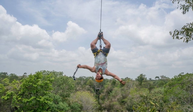  微笑着在空中拍照 