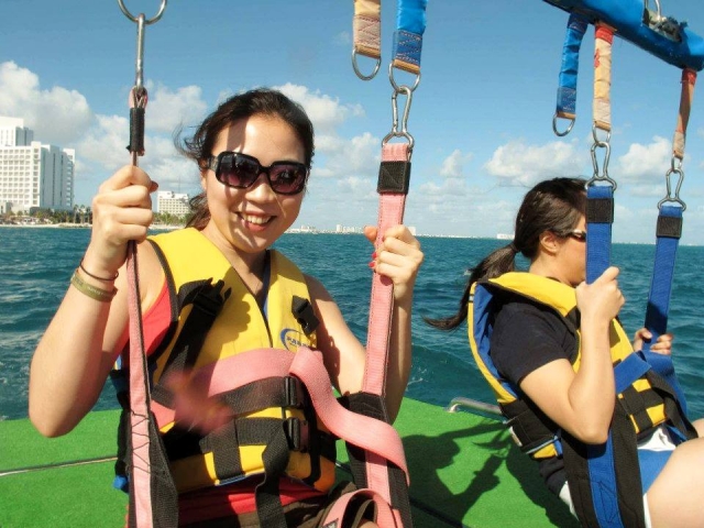  Parasailing in cancun 