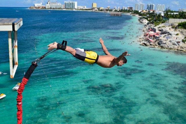 Enjoy the bungee in Cancun 