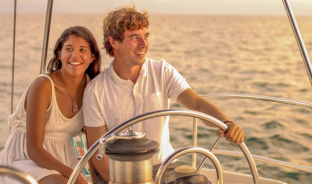  与我们的帆船一起航行 