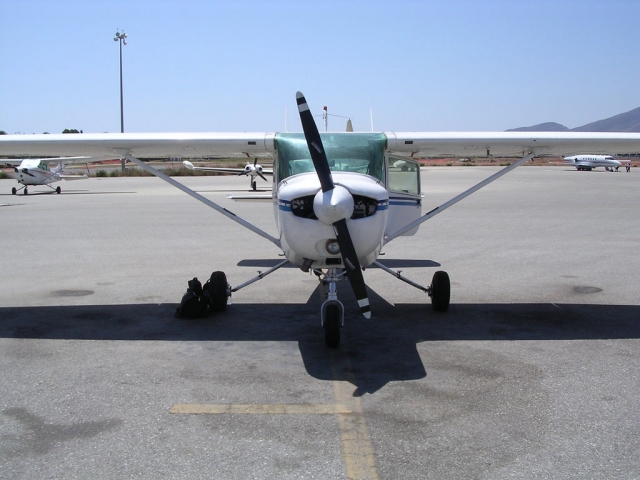  Cessna 152 at the airport 