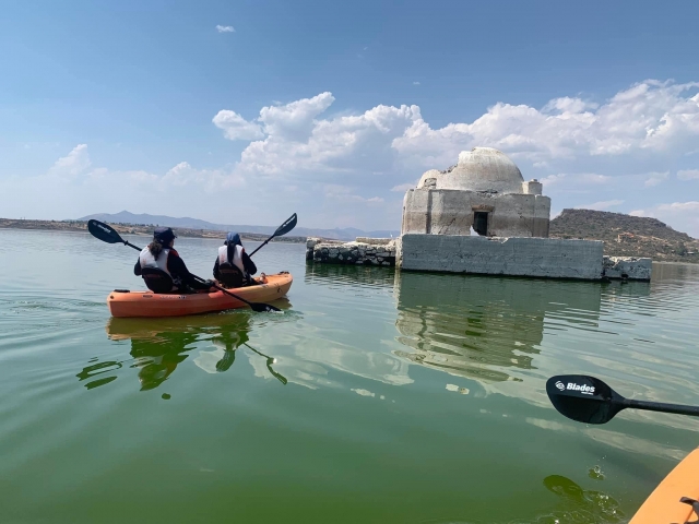  漫步水坝和教堂 
