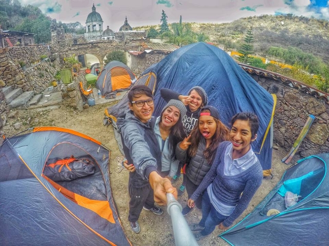  与朋友一起露营 