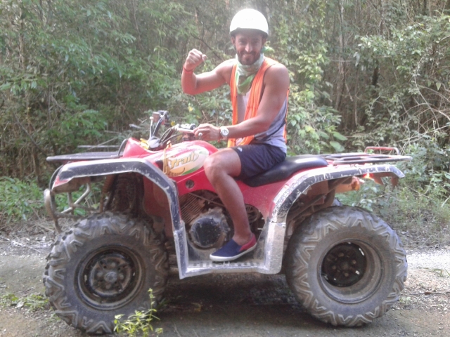  驾驶 ATV 