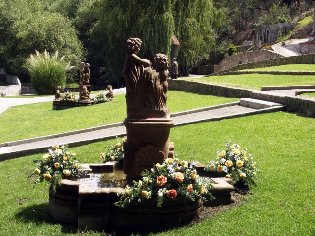 Fuentes y flores en el complejo ecológico