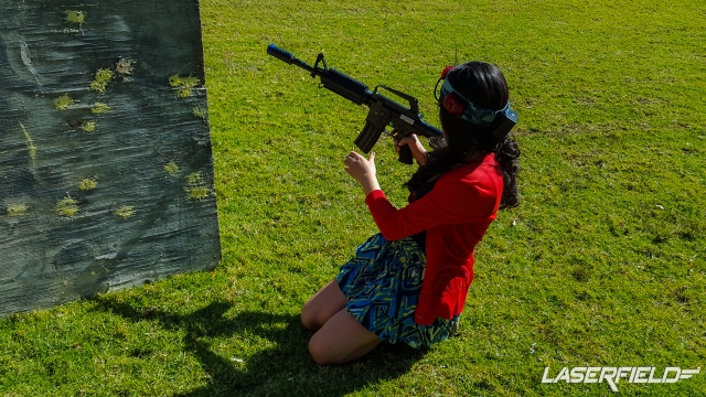  Frauen spielen Laser Tag 