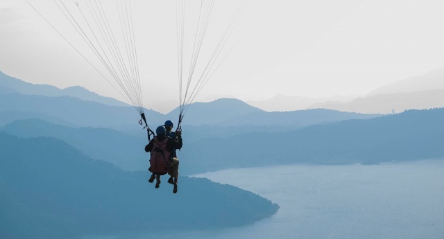 Parapente no lago 