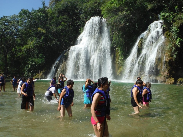 Cruza pequeños lagos