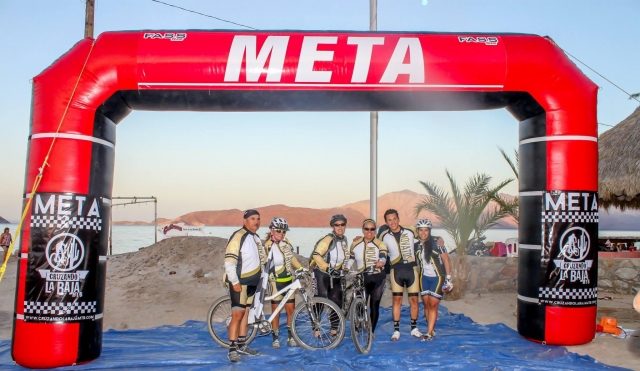  一家人到达终点线 