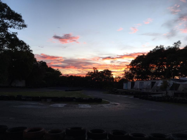 La pista al atardecer