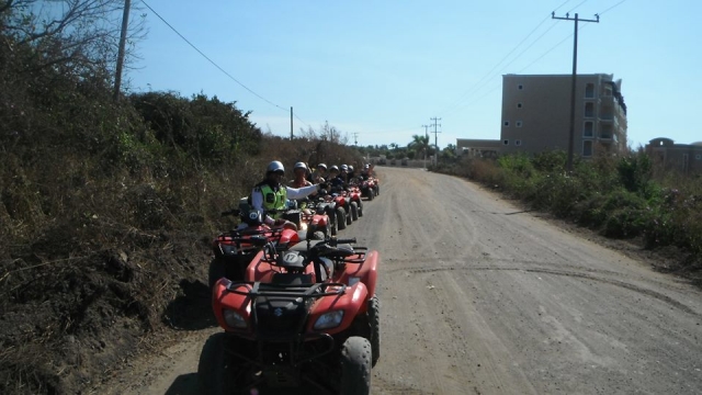 Cuatrimotos en fila