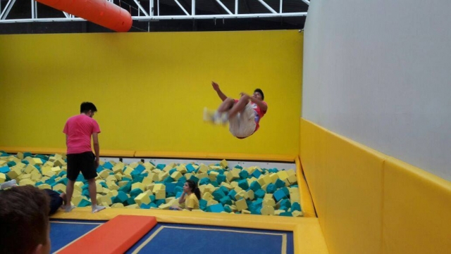  Springen Sie und drehen Sie sich um 