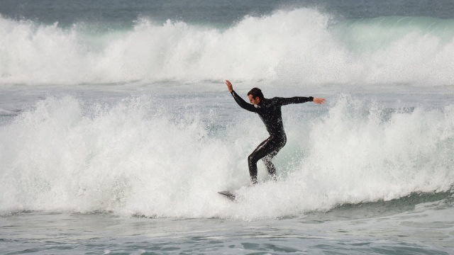  Enjoy the sea with surfing 