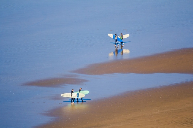 Come go surfing with your friends 
