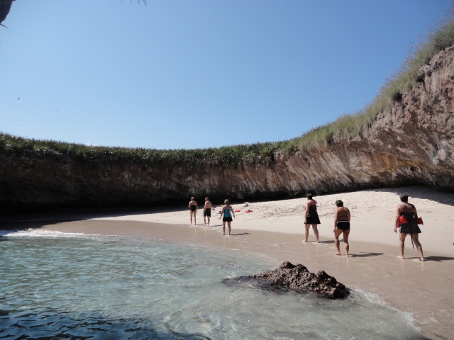  Sur le rivage en profitant de la mer 