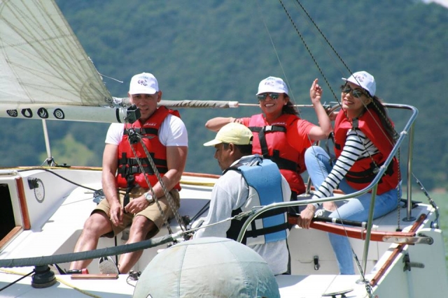  Meeting friends for a boat ride 