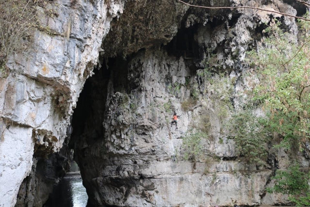 por las cuevas