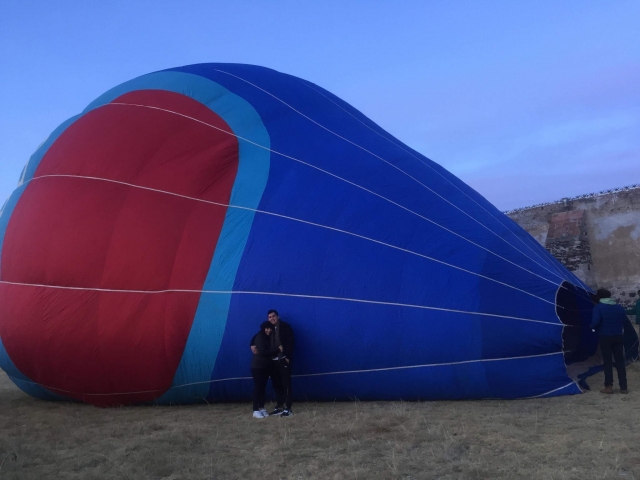  Coppia con la mongolfiera prima del decollo 