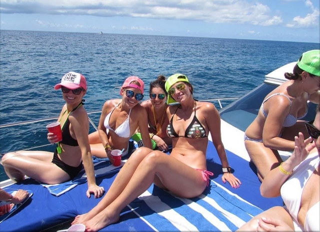  Prendere il sole in barca a Playa del Carmen