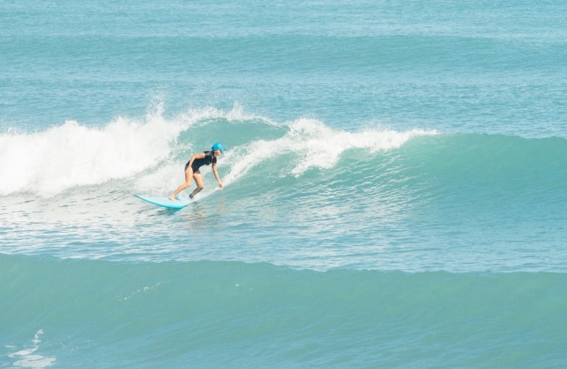 surfer sur les vagues 