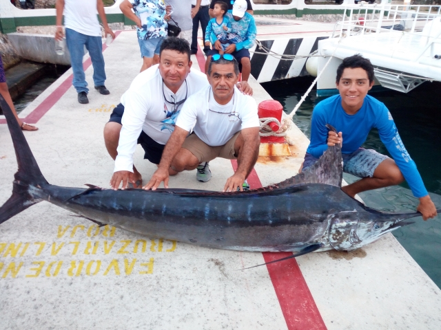  Fishermen in the port 