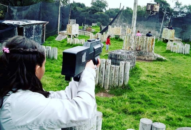  Nina aiming at her opponent 