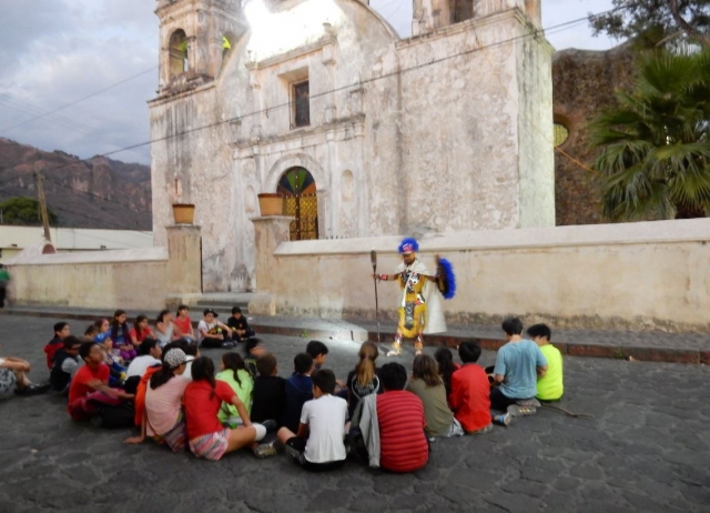 Jovenes asistiendo a la representacion