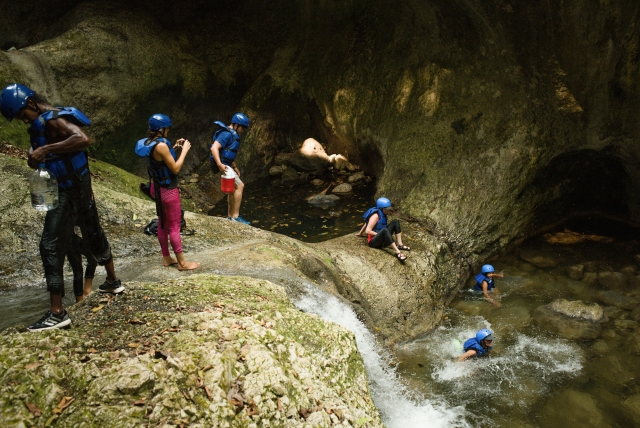 从天然滑梯滑下