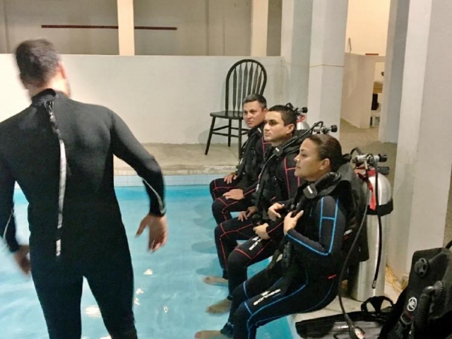  Anweisungen vom Tauchlehrer im Pool - 999 – Tauchtaufe im Pool