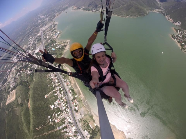  Mit dem Gleitschirm über das Meer fliegen 