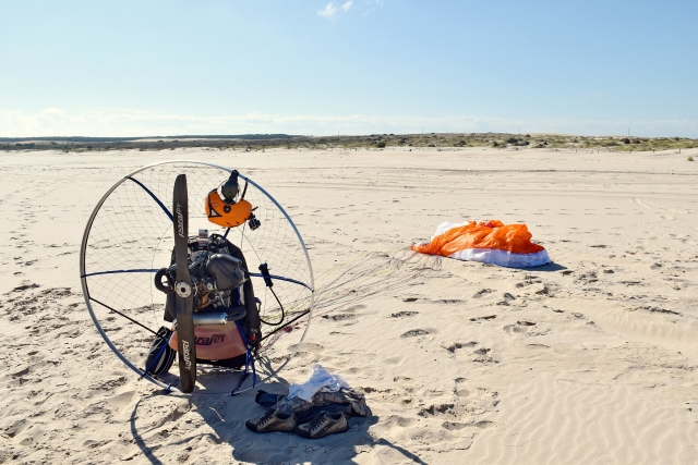  Paramoteur prêt sur la plage