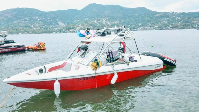 Lancha en lago de valle