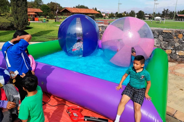 Los pequeños se divertirán en grande con las pelotas acuáticas