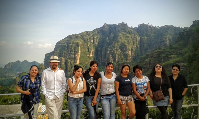  导游陪同的家庭旅游 