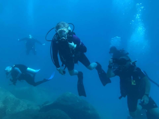  在拉巴斯的海滩学习潜水