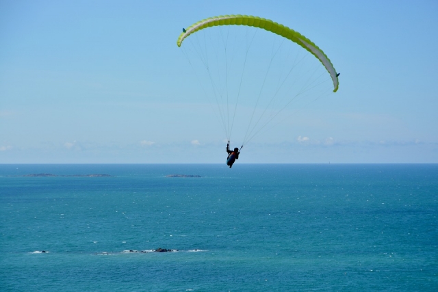  Vol en parapente au-dessus de l'océan Pacifique 