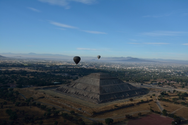  Horizon with balloons and pyramid 