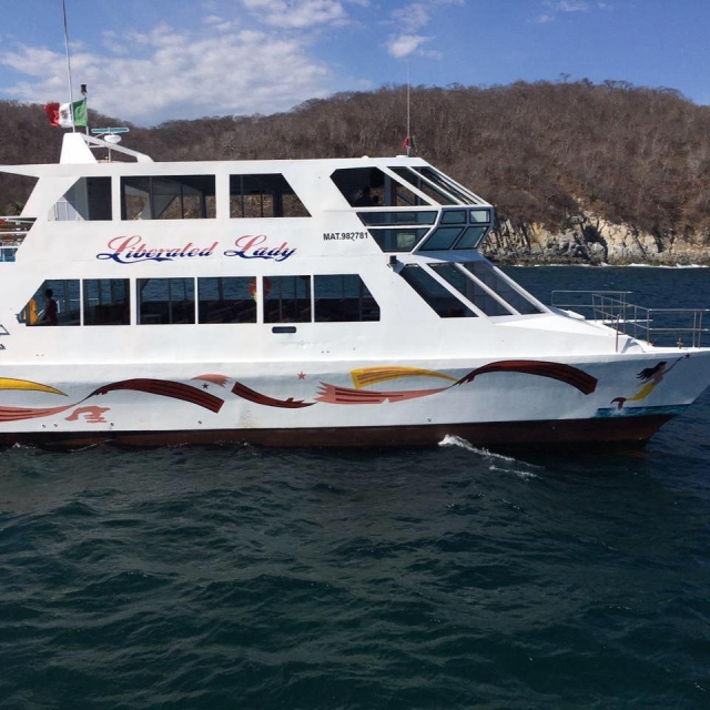  Boat tour 