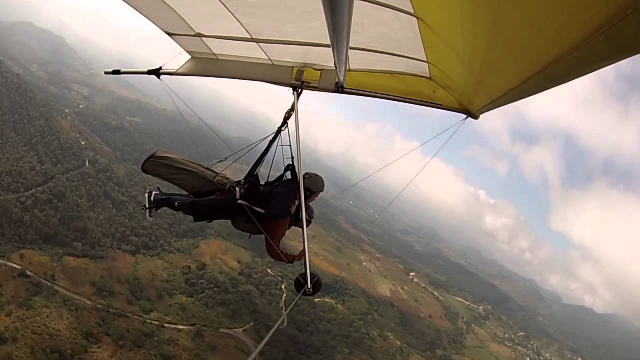  Hang gliding over Valle de Bravo 