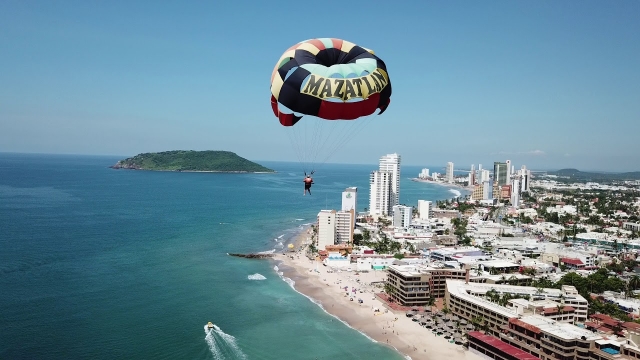 Vuela sobre la costa de Mazatlán en Parasailing