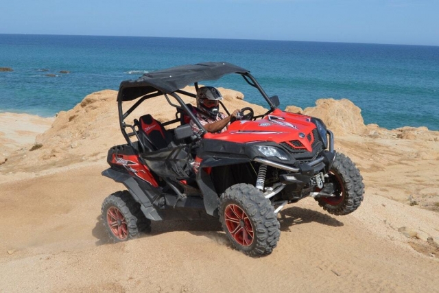  Travel the route near the beach in Los Cabos 