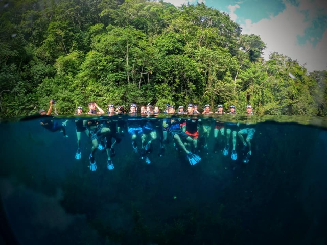  与朋友一起浮潜 