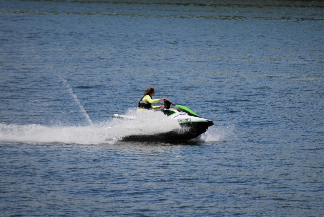  Montez au sol et faites des manœuvres sur nos Jet skis 