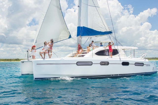  在双体船上行走 