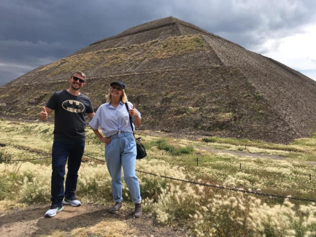 Photo avec la pyramide du soleil