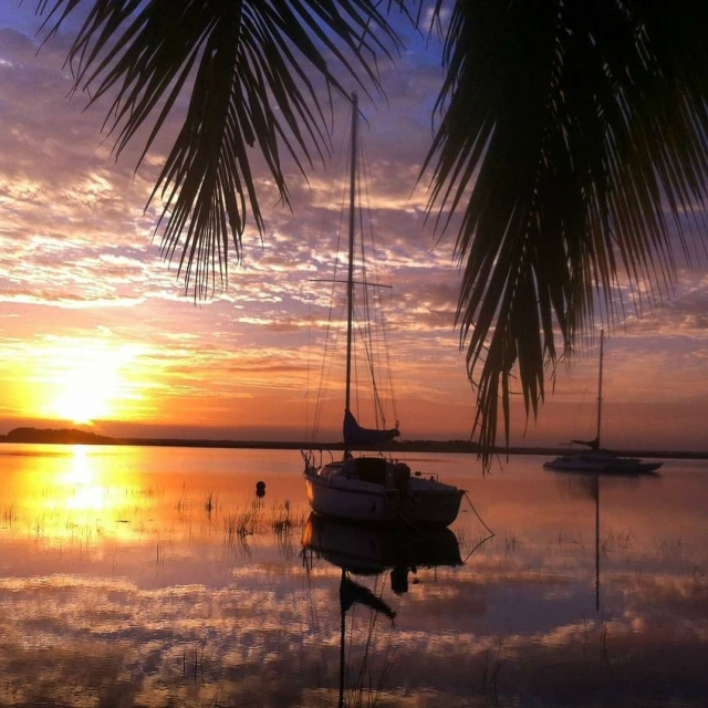  Segelboot bei Sonnenuntergang 