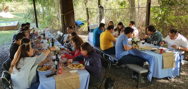  Mangiare in gruppo 